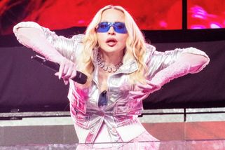 Madonna si na zemi v korzetu mačká prsa. Hejtři ji posílají do domu pro seniory